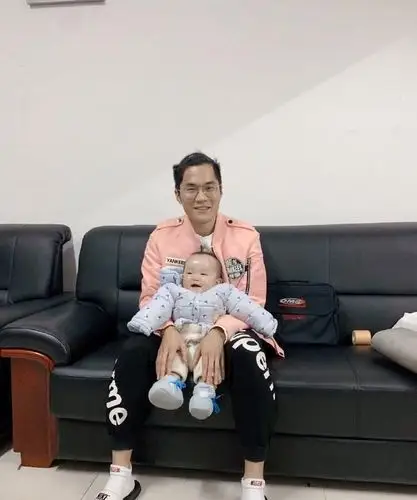 湖南女飞人廖孟雪留微长发 抱小孩引热议:又帅了还是像个男的