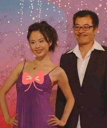 老戏骨刘威近照曝光,家中大白墙意外朴素,娶小13岁娇妻太幸福_王晓宇