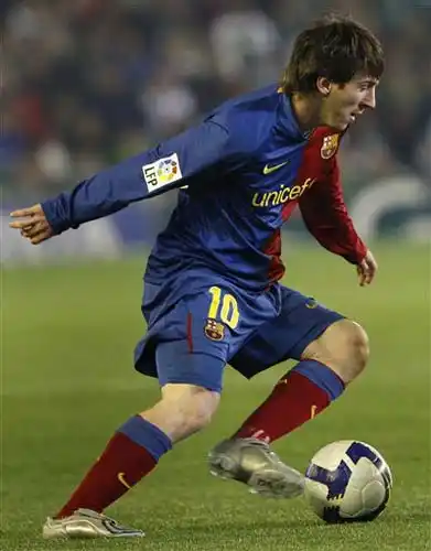 图文:贝蒂斯2-2巴萨 梅西带球过人