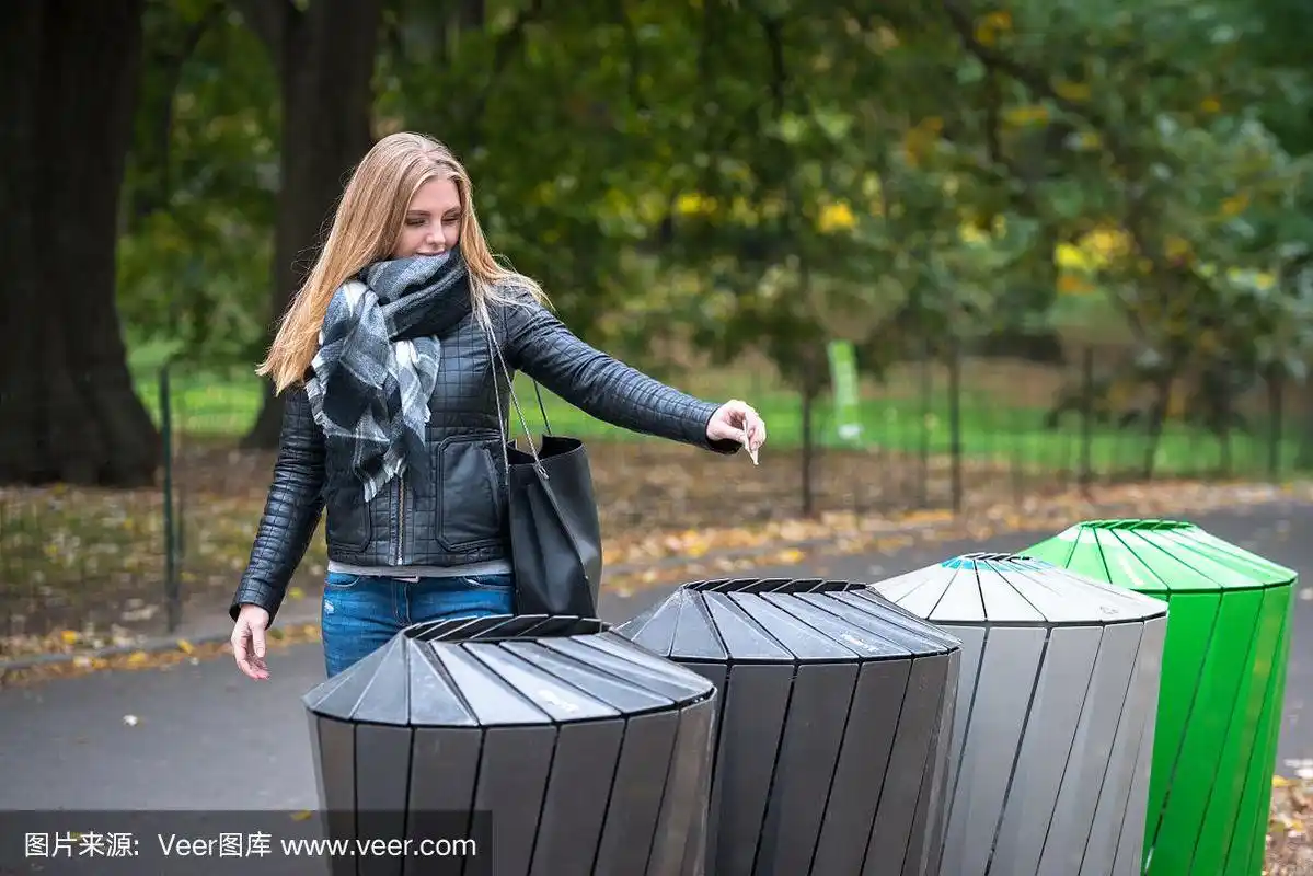 女人把废纸扔进垃圾桶