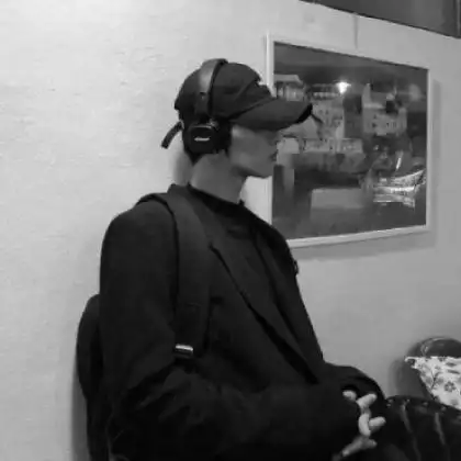 黑白伤感头像男生真人