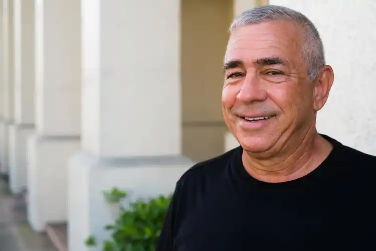 英俊的男人,帅老男人室外肖像.