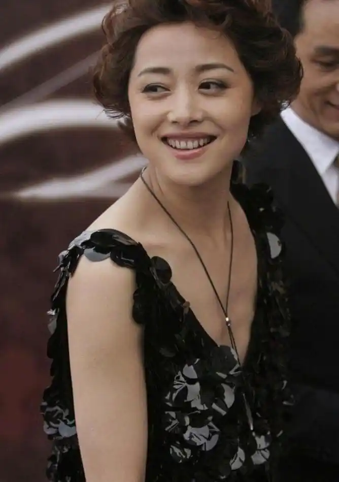 拍戏惨遭导演殴打猥亵,隐退后至今没有走出来