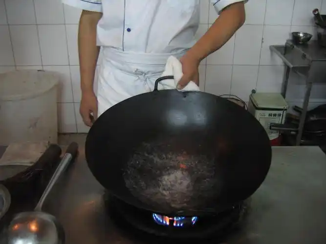 那位厨师大师傅教一下怎么翻锅?