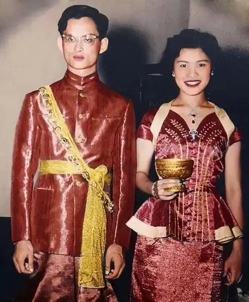 童话爱情的背后:诗丽吉出轨年轻保镖,普密蓬无奈原谅妻子