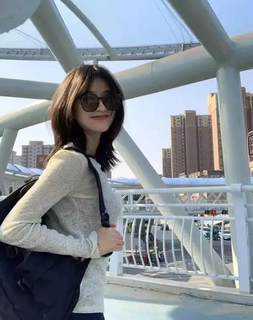 小个子女生适合剪长发还是短发?