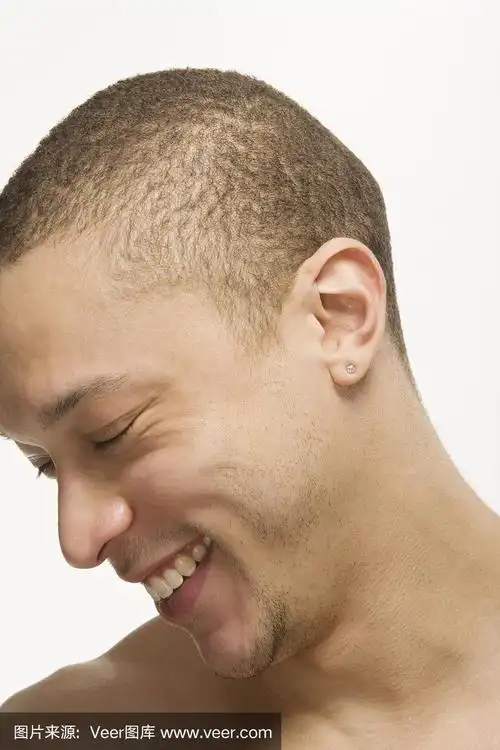 混血男人笑的特写