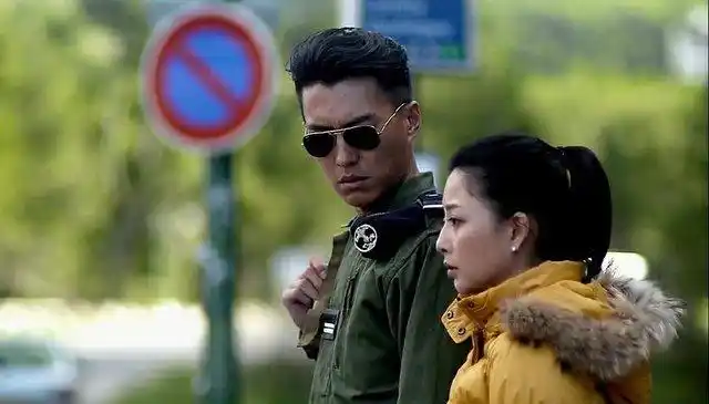 靳东和殷桃饰演的黄志雄和阿雨,很好的演绎了一个开始很美,过程很痛