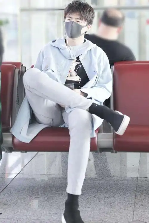 男明星也要保护好自己!刘宇宁现身机场疑遭"衣衫不整女"咸猪手