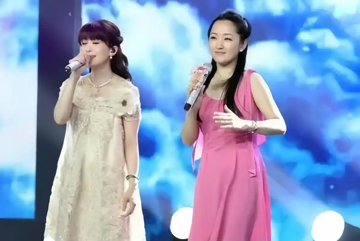 杨钰莹与孟庭苇出现在同一张照片中,她们的着装相当朴素,没有刻意追求