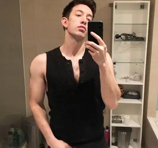 背部是上身最大的肌群,宽厚结实的背部肌肉不仅可以体现出强壮的"倒