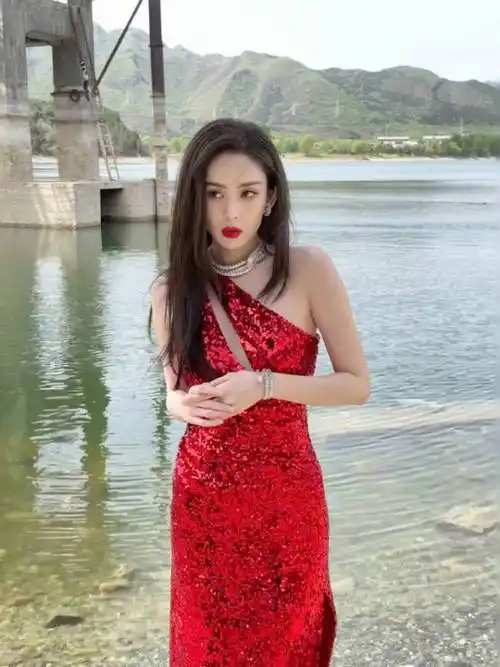 诱惑古力娜扎红色露肩连衣裙大秀美背