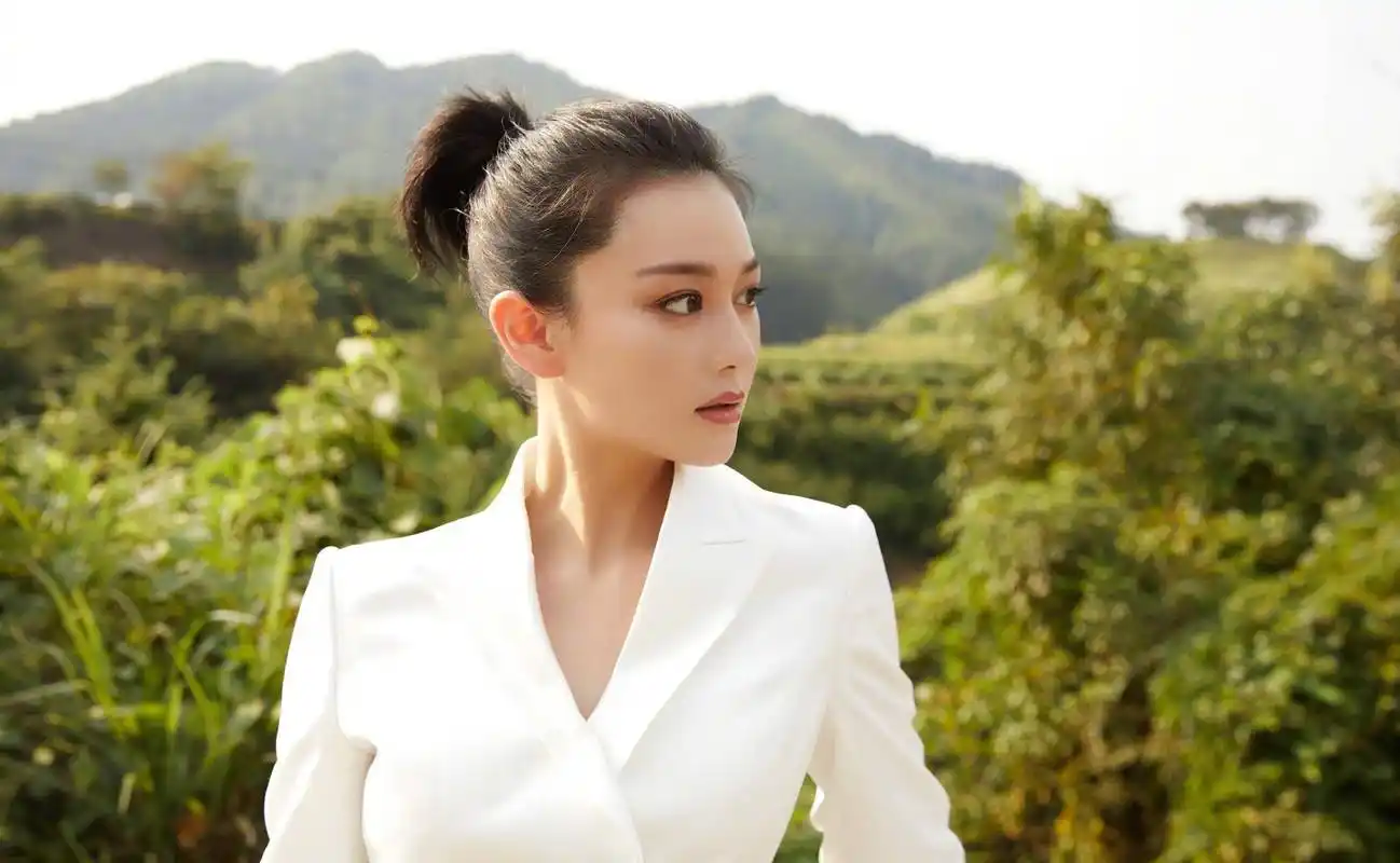 张馨予晒稻田美照,气质出众不愧是最美军嫂,衣服却和周围环境不和谐