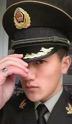 何捷任大学教官照片曝光笑容灿烂神似杨洋被同学奉为男神