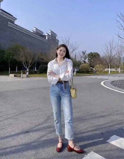 白衬衫牛仔裤搭配什么鞋子好看_look_白色_高跟鞋