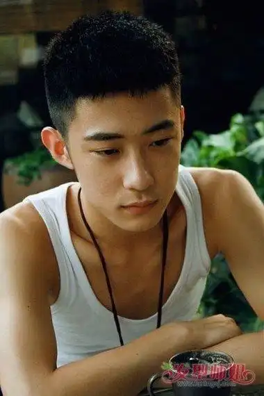 >> 男士短碎平头精剪 把头发剪碎好看吗短碎平头的梳发,显示出了男生