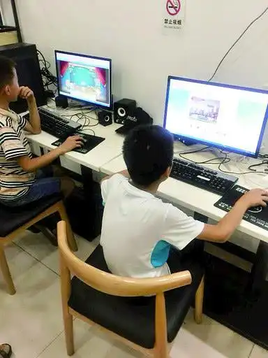 鹤壁一奶茶店成"网吧" 小学生躲在店里打游戏