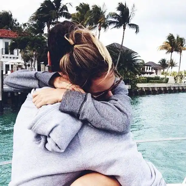 我想所想的是拥抱你的灵魂,一直紧紧拥抱着,再也不放手,直到我们一起