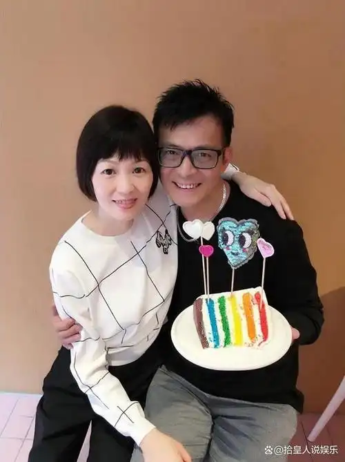 黄日华,现年62岁,与他的妻子梁洁华在1988年步入婚姻的殿堂,并育有一