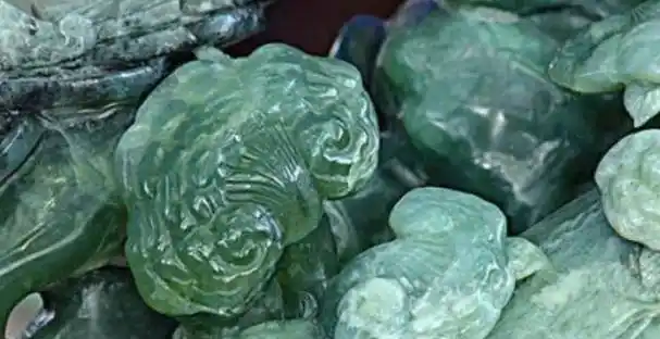 玉石造假有多残暴将玉塞入羊体内3年后杀羊取出天价血玉