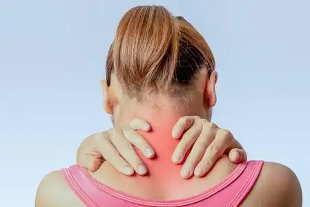 颈椎病治疗亚洲女人手牵手摸颈椎周围的皮肤,背景清晰照片