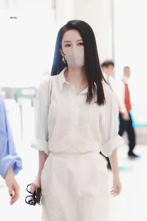 李沁超话#李沁佟晓梅#李沁现身机场,北京飞巴黎开启巴黎之旅,身穿白色