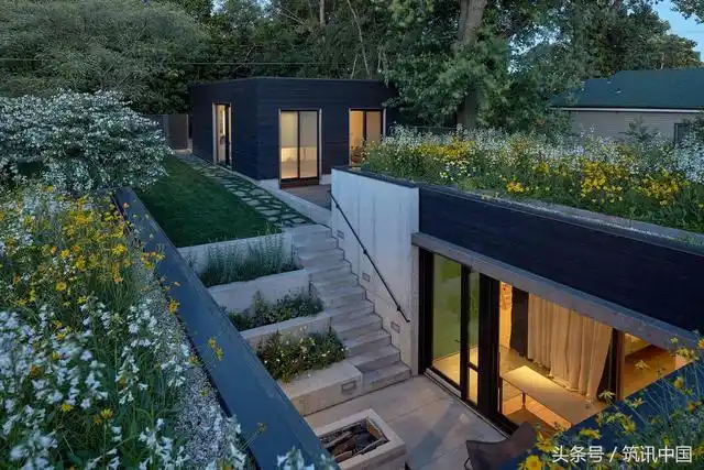 筑讯设计:这个房子充分利用斜坡地形,创造多个花园和观景平台
