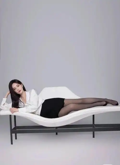 李一桐:丝袜下的完美曲线与俏皮性感