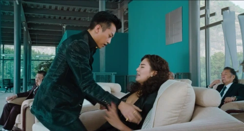 邓超"强扑"张雨绮,有谁注意到邓超的手,这个动作获得网友点赞