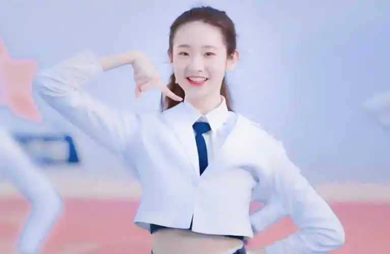 除了这个称号,张艺凡还有一个称号叫做时代峻峰二公主,没错,时代峻峰