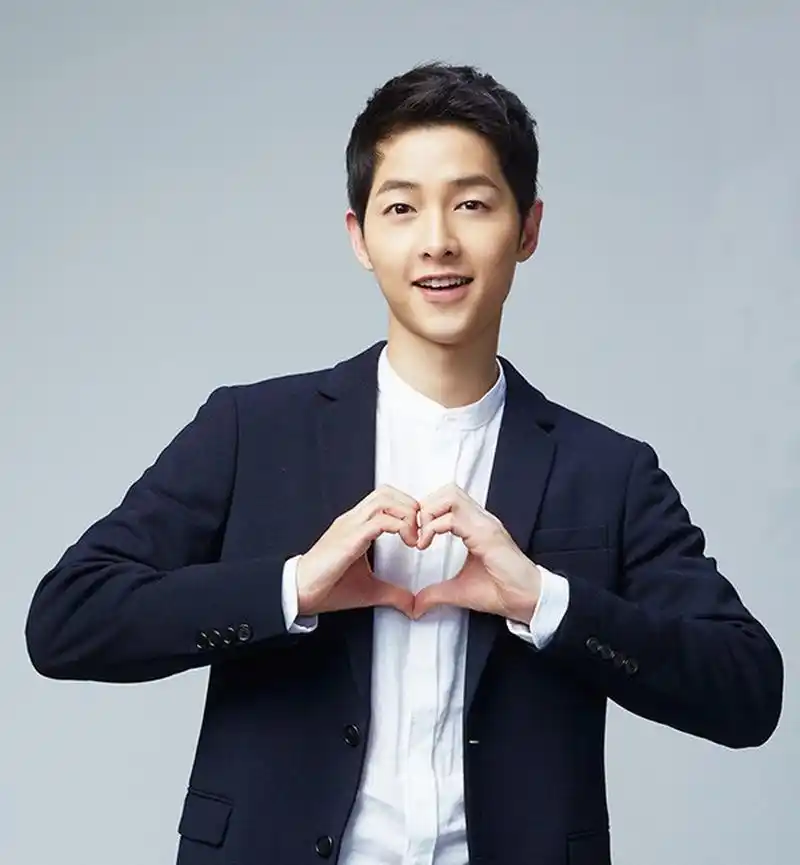 宋仲基的新女友是英国出生的女孩子,还是一个圈外人,不过资料很神秘