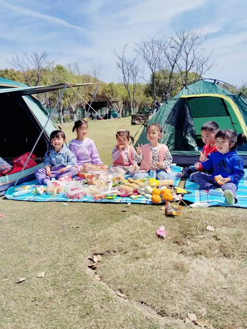 春天和好朋友一起约个野餐!#欢乐的童年时光 #陪孩子的时光 - 抖音