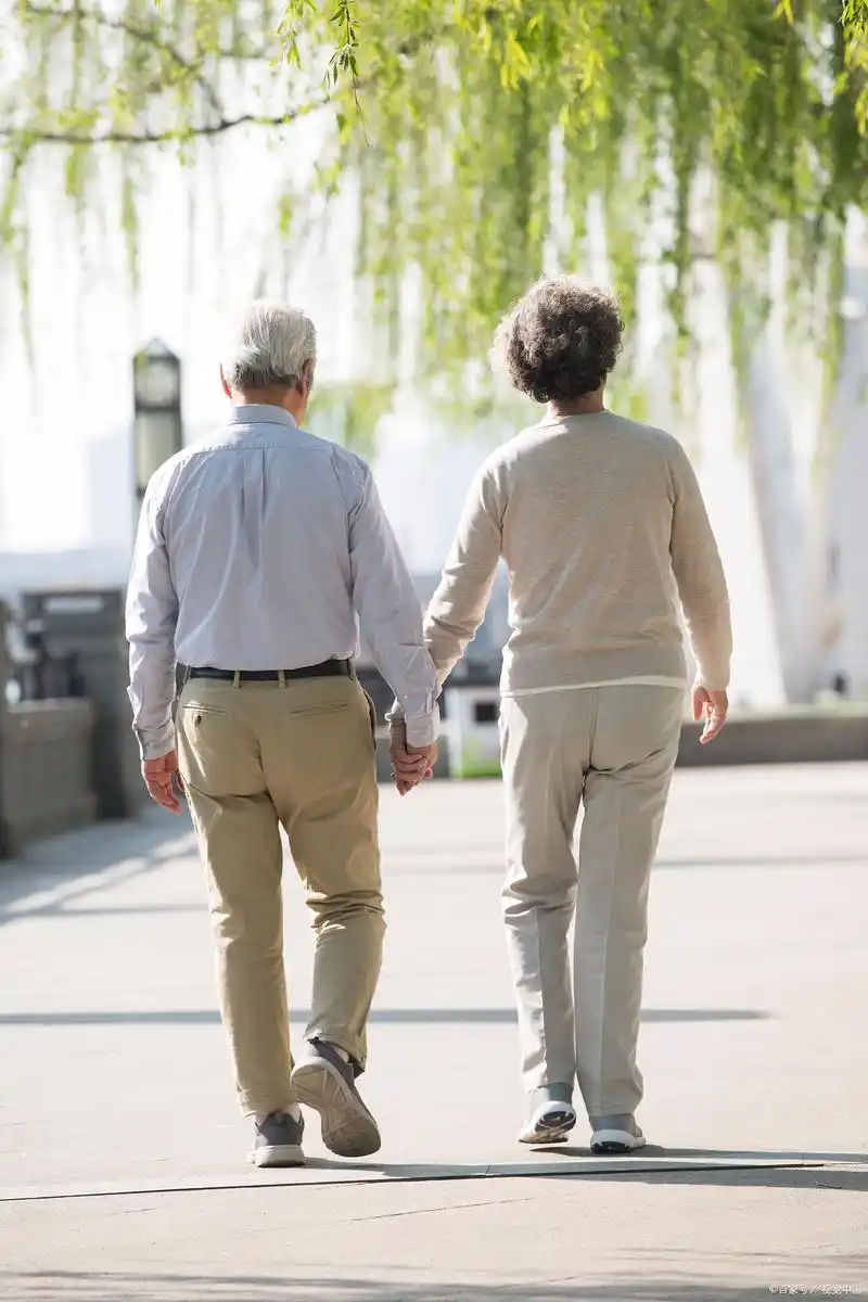 经常散步,对身体是好是坏?医生提醒:65岁以上老人,注意4件事