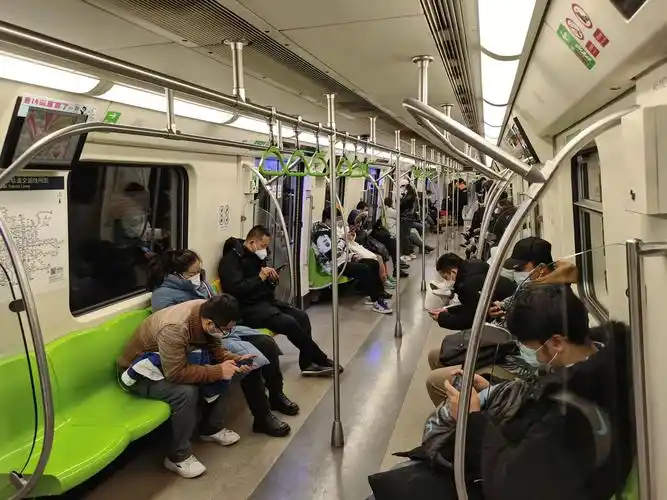 上午9点,地铁14号线九龙山站,车厢内有部分空余座位.