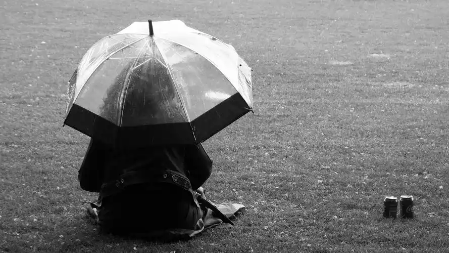 孤独一个人伤感黑白背影1440x900分辨率查看