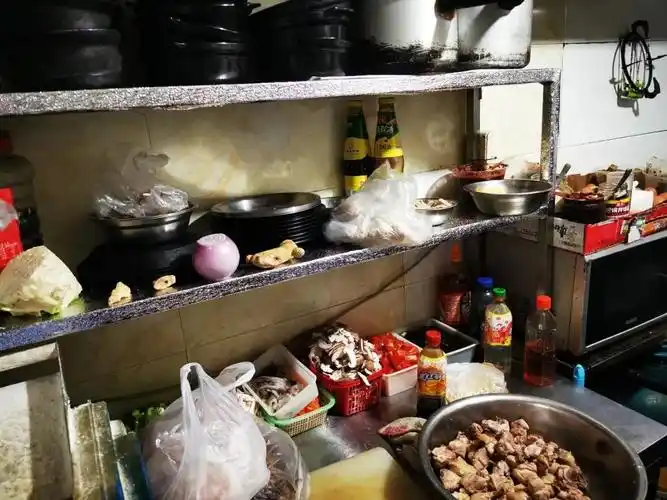 上榜原因冰箱内物品混放,使用有色塑料袋厨房调料,原料等物品摆放杂乱