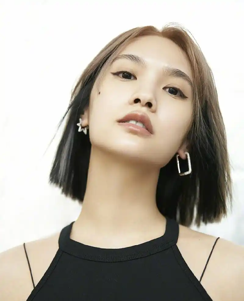 杨丞琳晒换发型后的首个穿搭照,此前曾被李荣浩赞为天下第一美人.