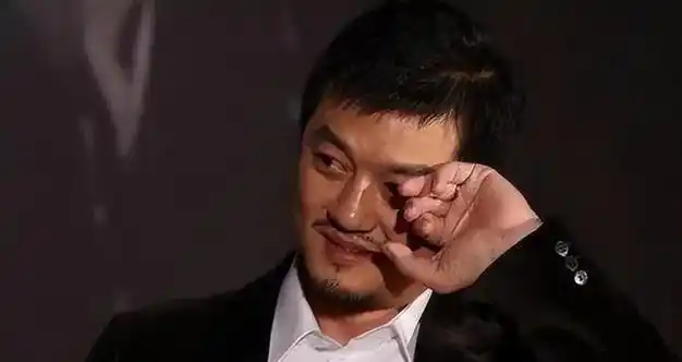 李亚鹏直播哭穷细看资产有点蒙平日里炫的那可是泼天的富贵