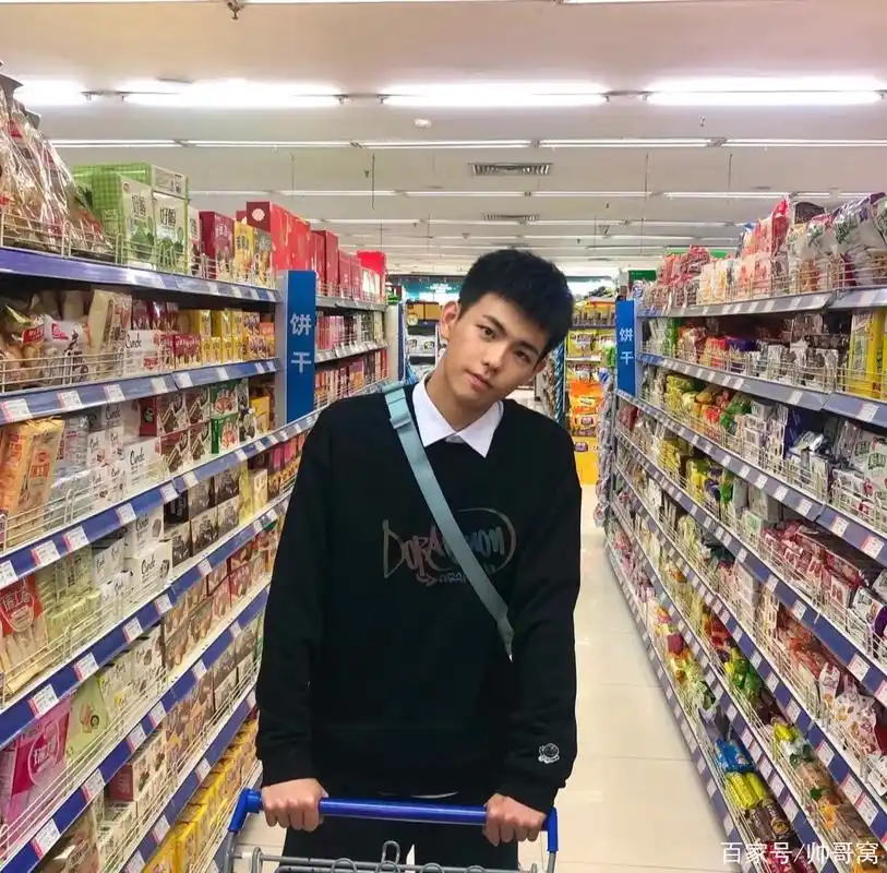 组图:超市里购物的小奶狗,16岁高中男生,像不像你的邻家弟弟!