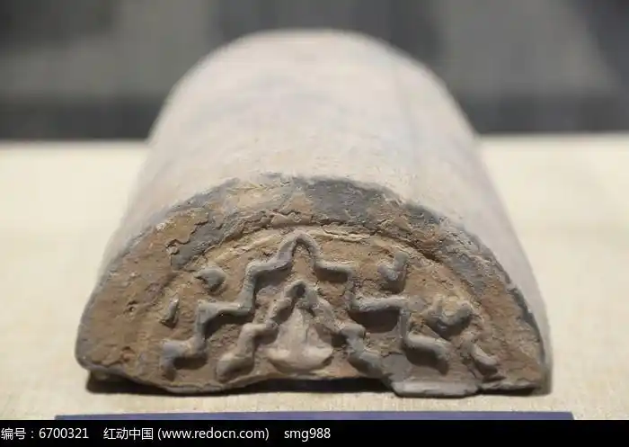 战国半圆形叠山瓦当