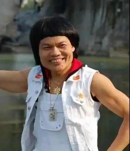 香港"丑星"叶竟生,曾被星爷捧红,走红后变富豪,却被妻子败光