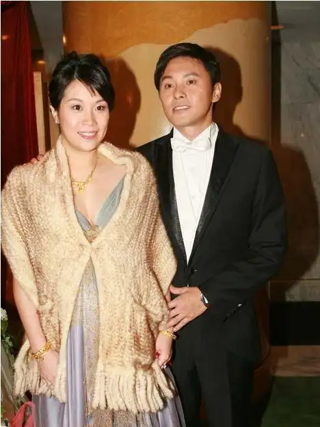 清淡日子中曹永廉有一个幸福的家庭,他的太太姜依兰也是一位艺人,在