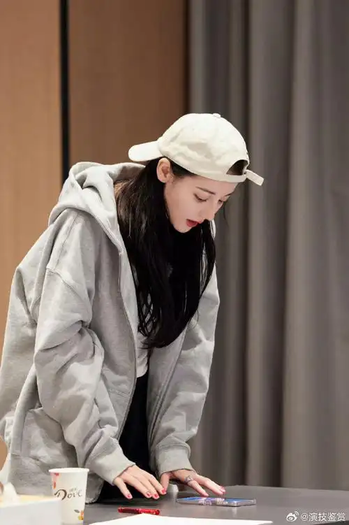 迪丽热巴花儿与少年日常碎片##迪丽热巴的背包好大