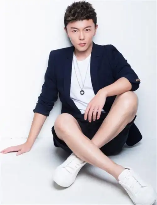 曾经的功夫童星谢苗原来早已娶妻女儿都已经4岁还是万人迷