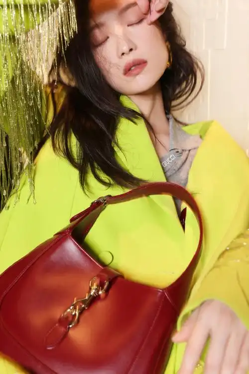 gucci门面倪妮超话流苏绿大衣造型亮相.气质太顶了!