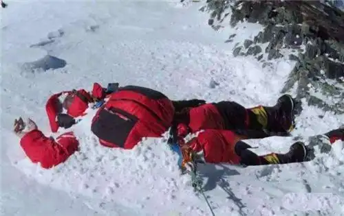 珠峰上的200多具"冰人",死后保持攀登姿势,至今无人收尸|珠穆朗玛峰