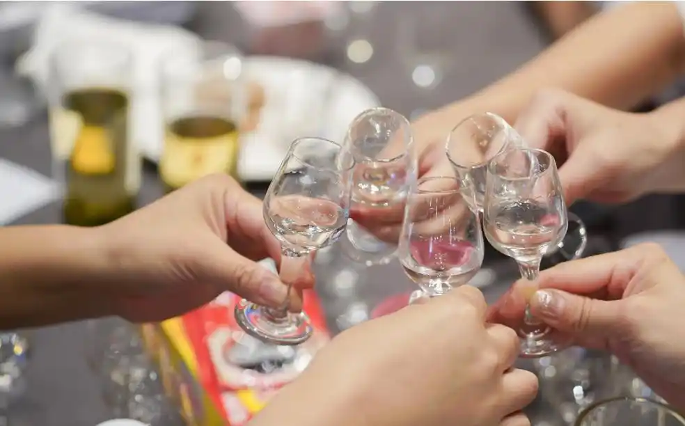 酒桌上与领导喝酒,干坐着可不行,试试这波操作,领导都刮目相看