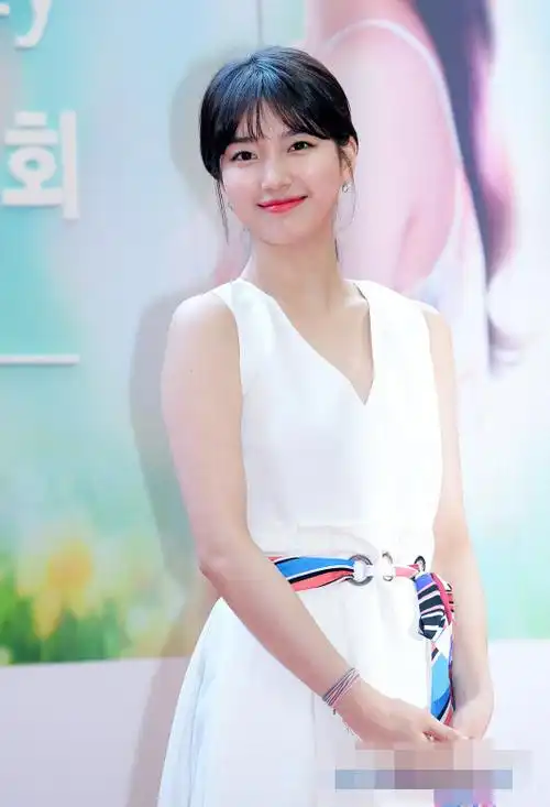 李敏镐女友秀智白裙亮相 短发变长气质清纯【组图】