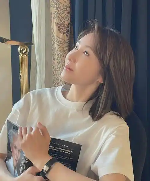 黎姿晒生活照很自然,淡雅妆容穿着居家衣服,50岁还是那么漂亮!