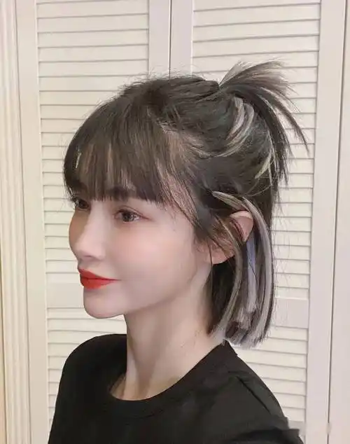2022夏天超火的"挂耳染短发"_女生_时尚_发型